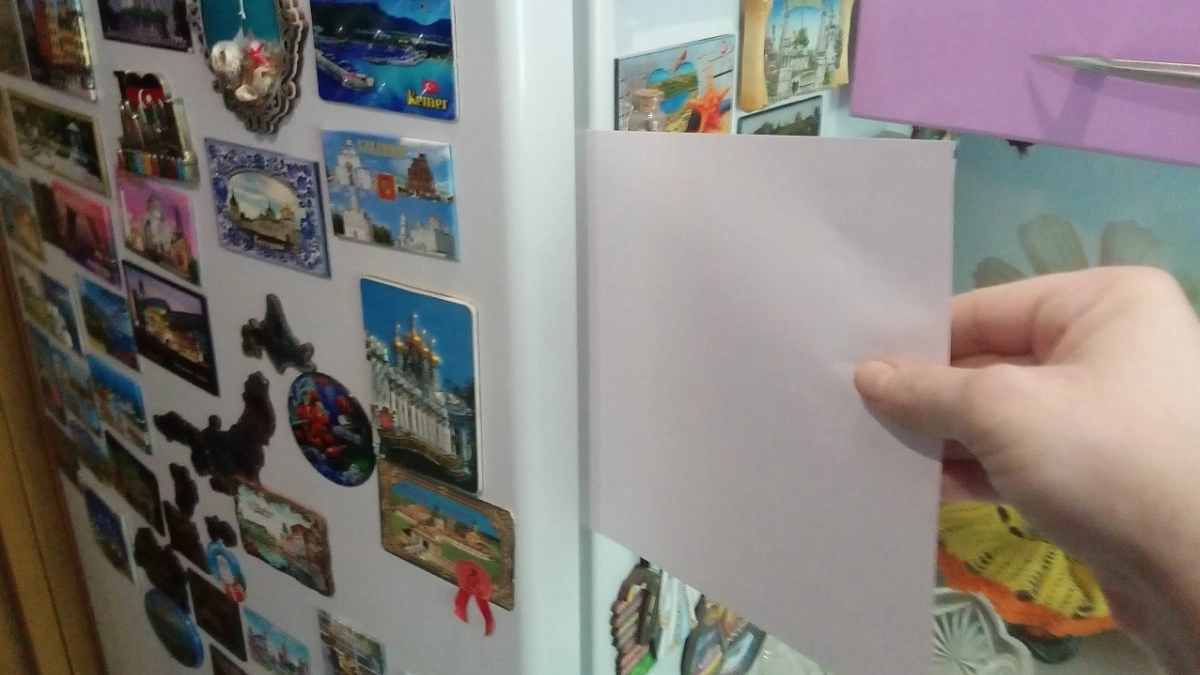 Зажала лист бумаги дверцей: холодильник прослужит дольше, а продукты не будут портиться — хитрость от опытного мастера