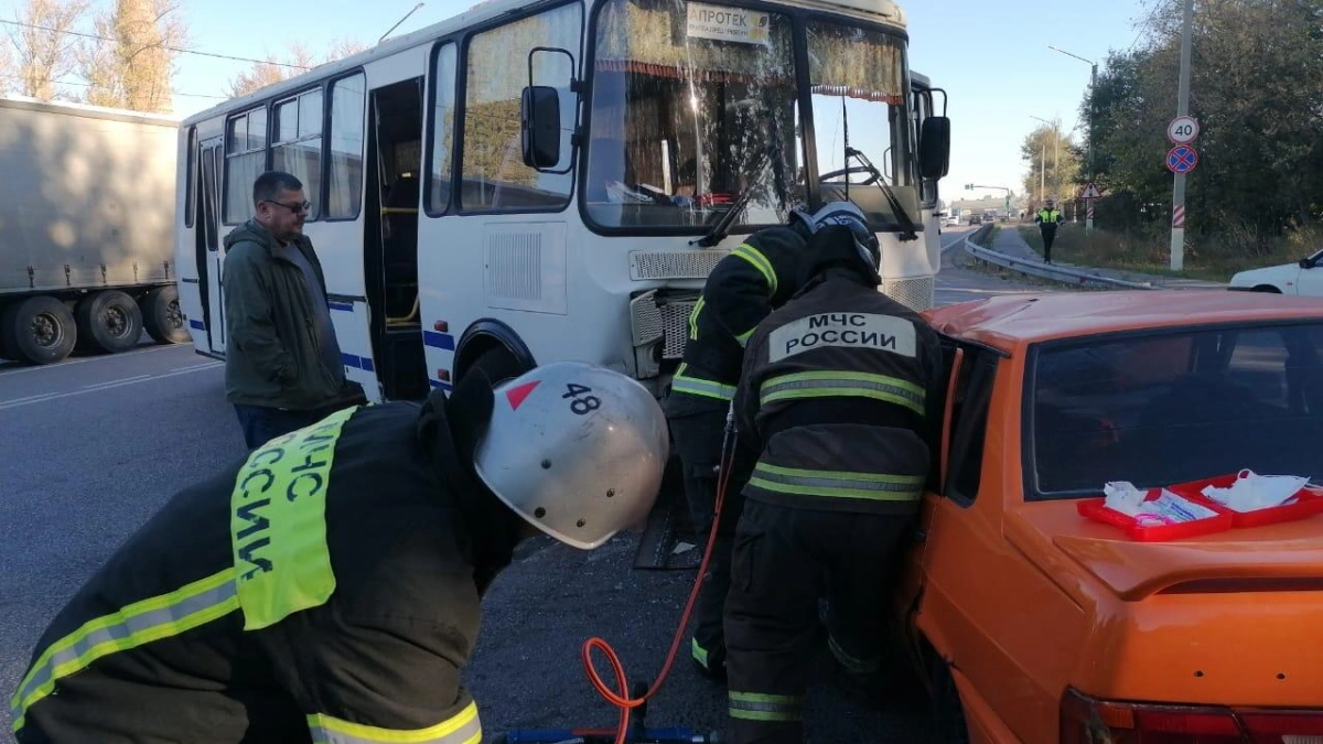 В Воронеже на Московском проспекте столкнулись автобус и легковушка