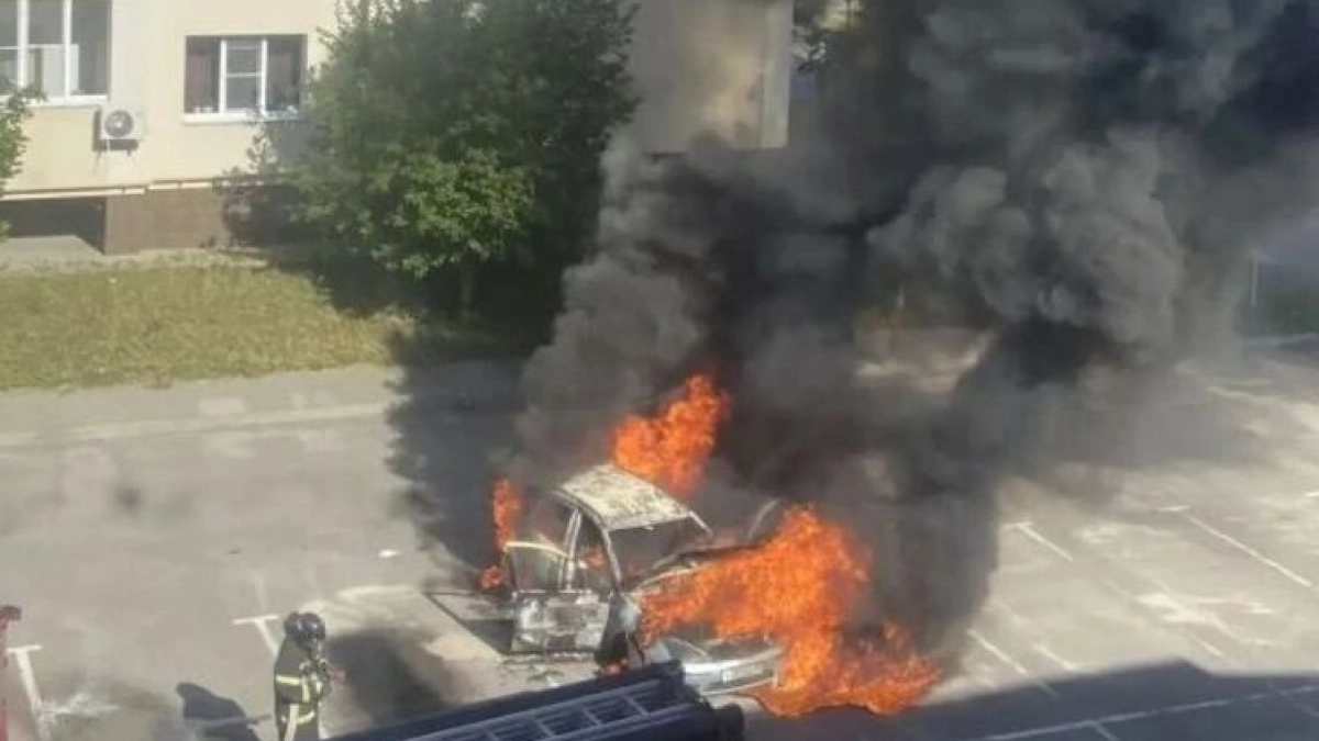 В воронежском ЖК «Рождественский» пожар уничтожил легковой автомобиль