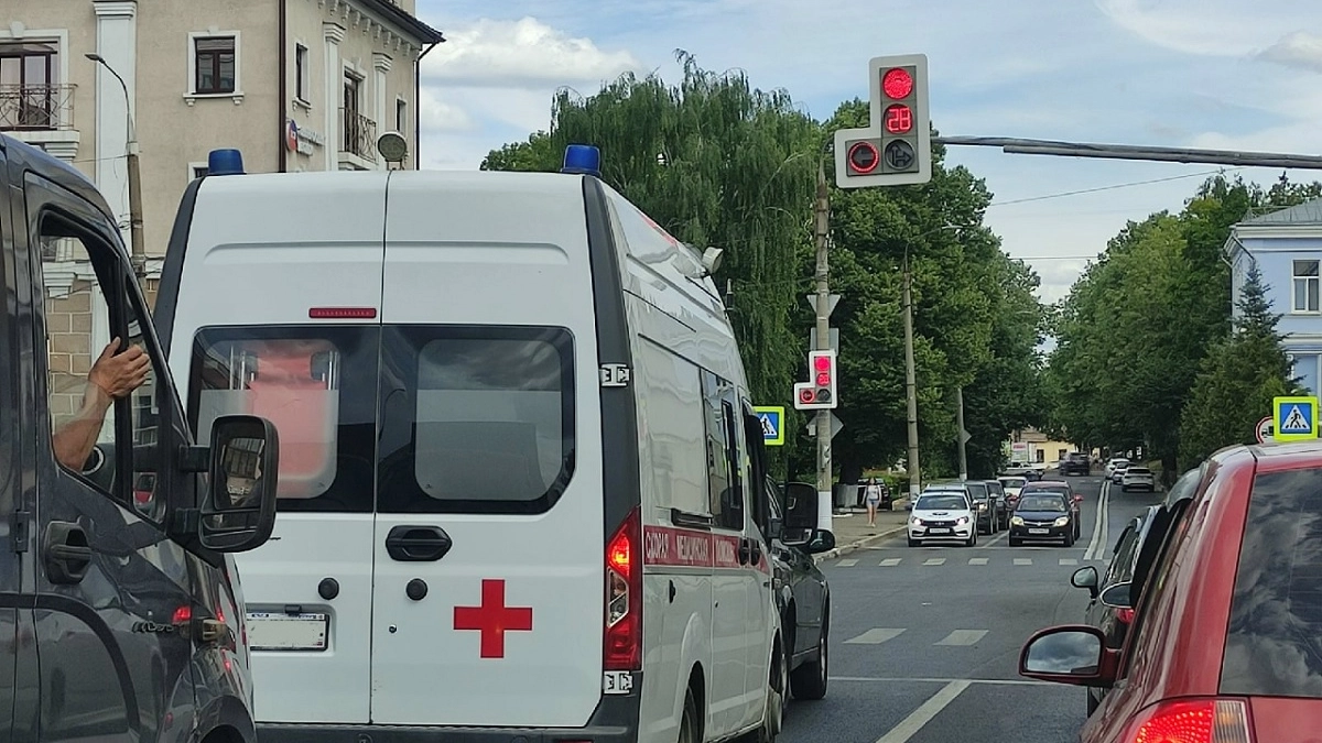 Встал на красный, а сзади "скорая" с мигалкой и сиреной — уступать или нет? В ГАИ поставили жирную точку в вопросе