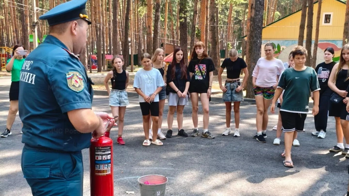 В детском лагере «Заря» сотрудники МЧС научили детей правилам безопасности
