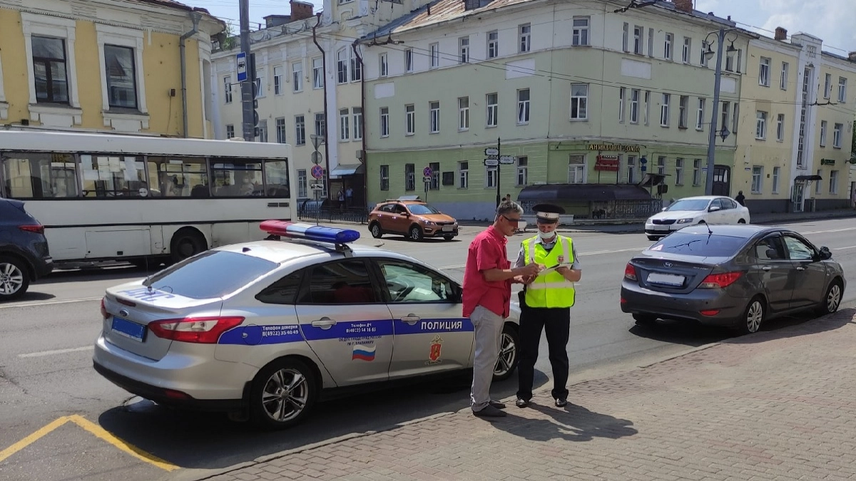 Инспектор ГАИ требует открыть капот — когда и почему это нельзя делать: закон дал точный ответ