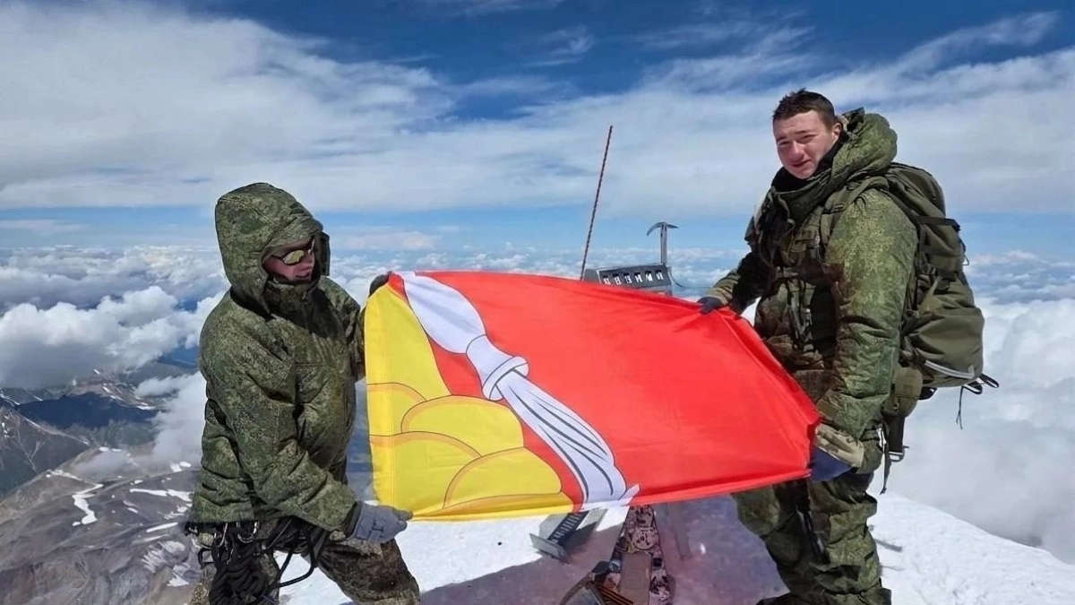 Кадет из Борисоглебска покорил Эльбрус с флагом Воронежской области