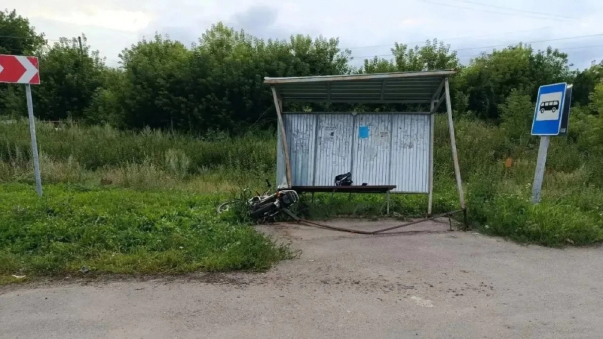 В Нижнедевицком районе мопедист врезался в остановку и погиб