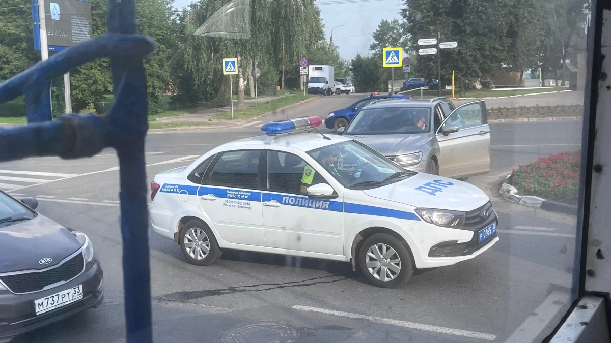 Инспектор ГАИ велел выйти из машины: я опешил, но это законно — вот когда водитель не может отказать