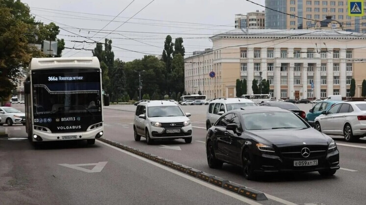 В Воронеже не могут закрепить делиниаторы для метробуса