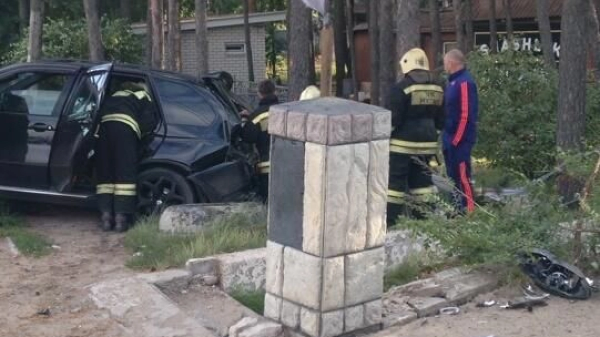 В Грибановском районе иномарка врезалась в веранду частного дома