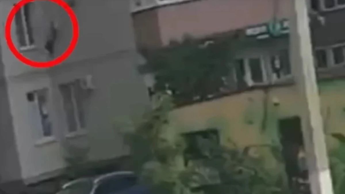 Прыжок с кофтой со второго этажа сняли на видео в ЖК Ботанический сад