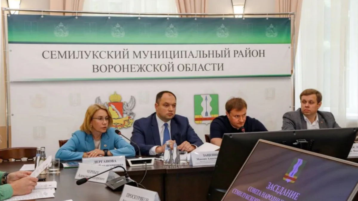 Максима Зацепина утвердили главой Семилукского района