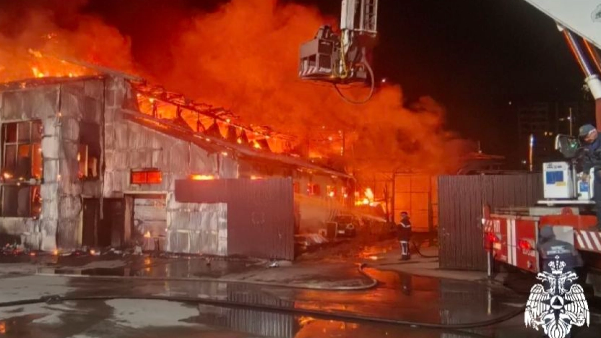 Ночной пожар уничтожил склад на Московском проспекте в Воронеже