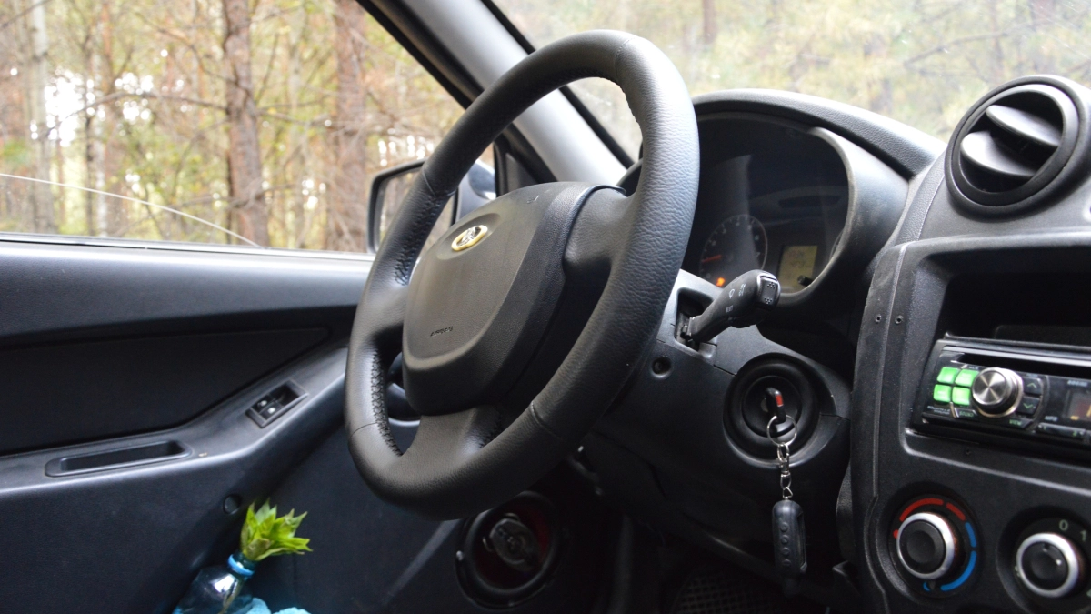 В Ямном припаркованная «Лада» с ребёнком покатилась и врезалась в авто