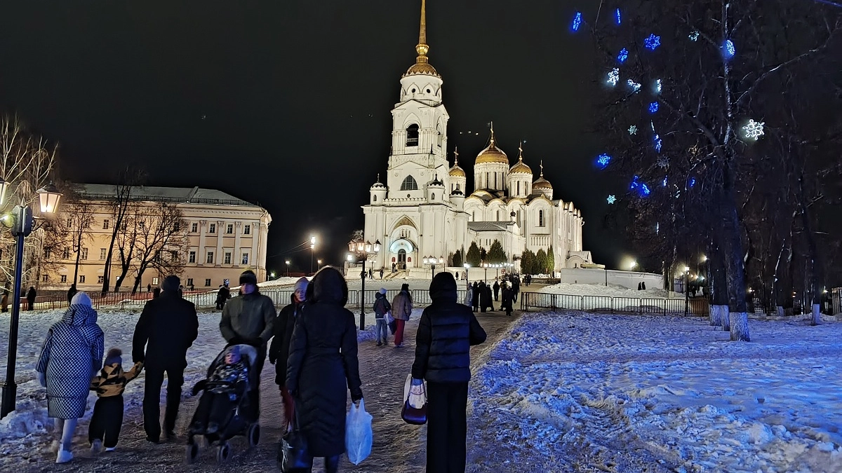 Новогодние выходные 2026–2027 изменили — Минтруд перенёс праздники: когда выгодно брать отпуск, а когда потеряете деньги