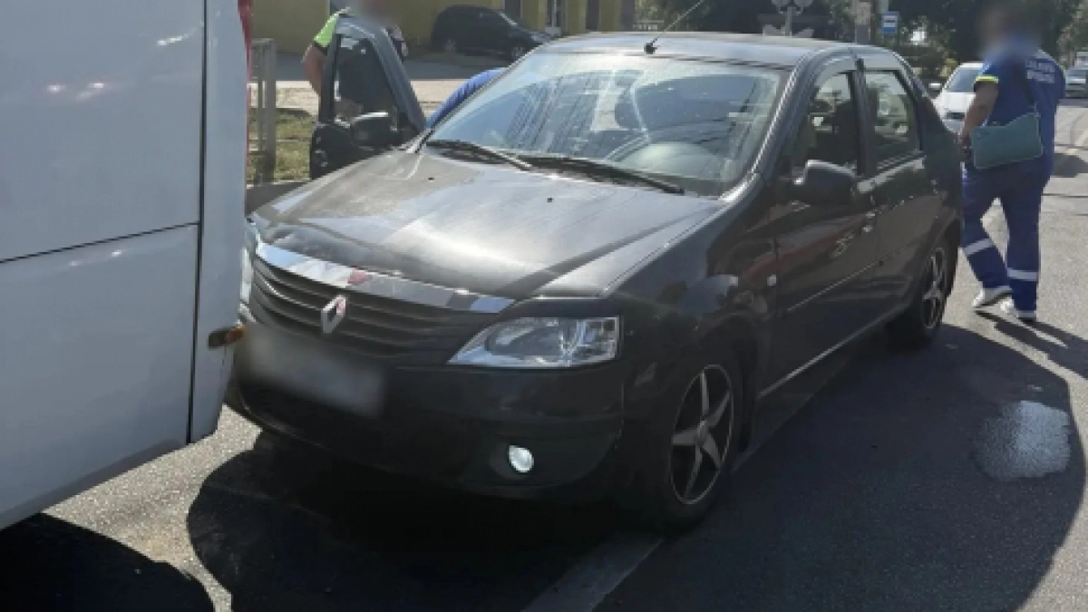 Водитель Renault Logan погиб при столкновении с маршруткой в Воронеже