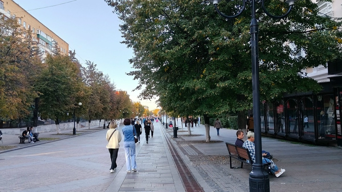 Сентябрь будет по-летнему тёплым, но дважды накроют холода — когда доставать куртки: синоптики обновили прогноз