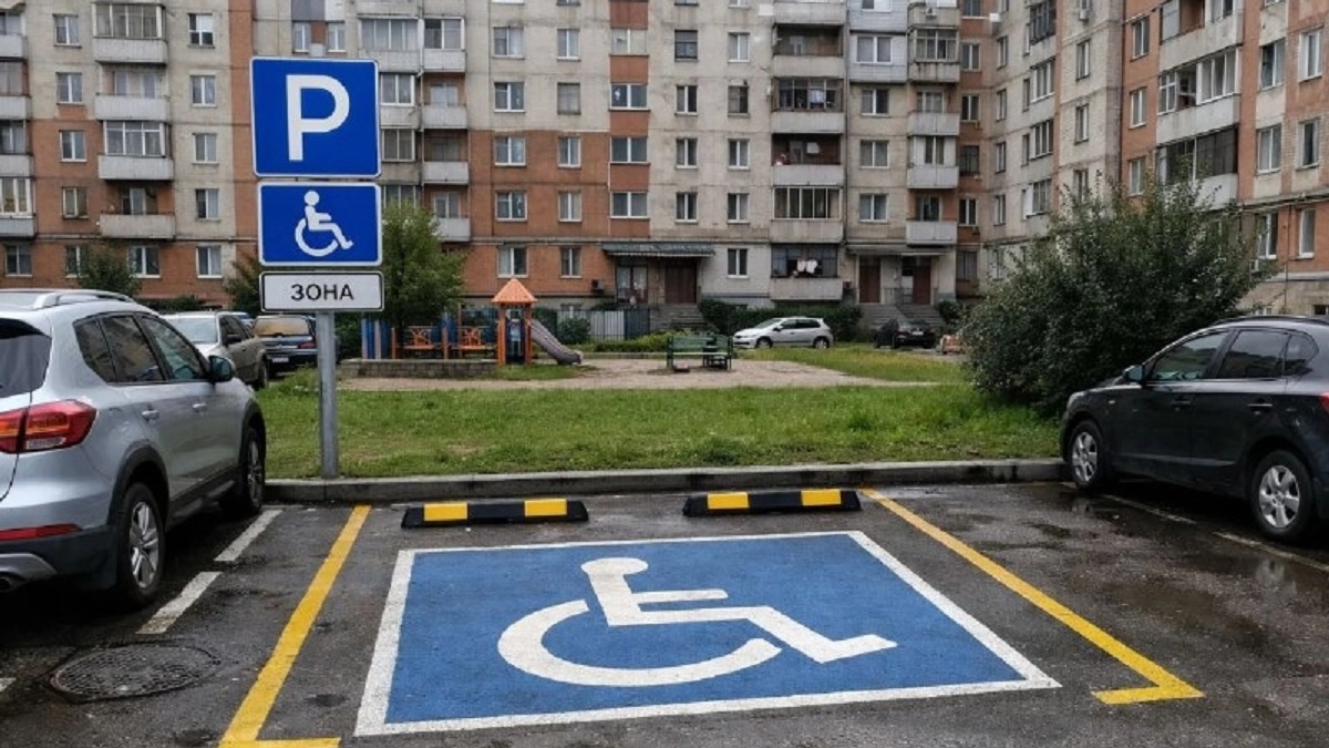 Можно ли парковаться всем на местах для инвалидов без штрафа — в ГАИ дали ответ, но есть подвох