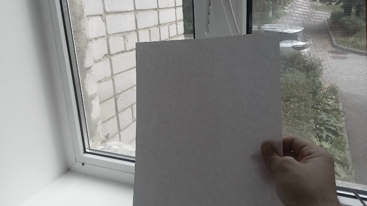 Беру лист бумаги — и окно перестаёт дуть даже в сильный ветер: причину нашла за минуту, устранила за 5