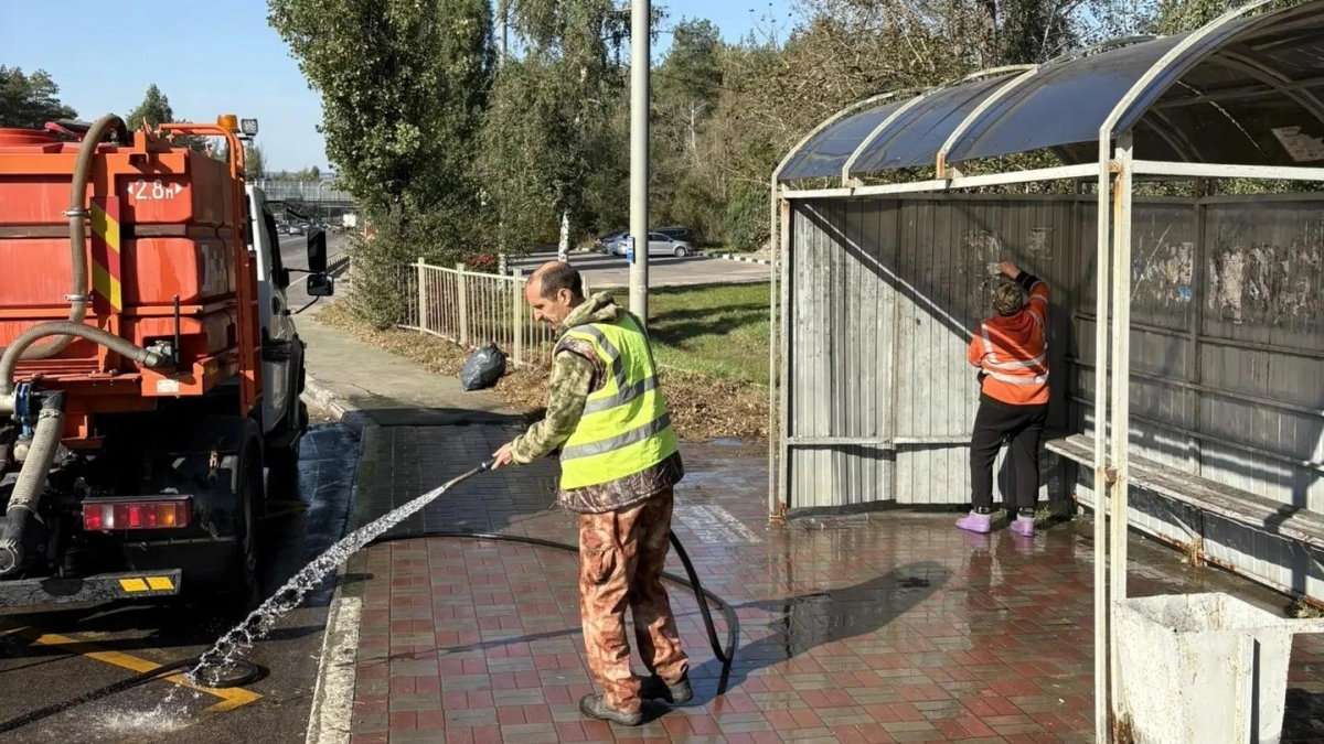 В Воронеже продолжается круглосуточная уборка городских территорий