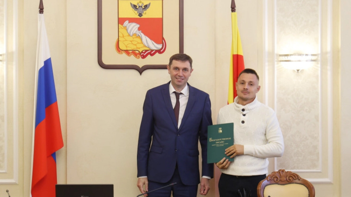 Сотрудников комбината Ленинского района наградили за помощь при пожаре