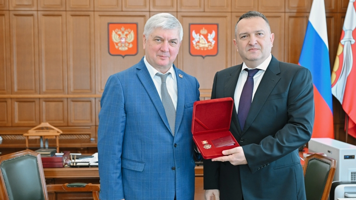 Гусев вручил Прокопенко знак за добросовестный труд