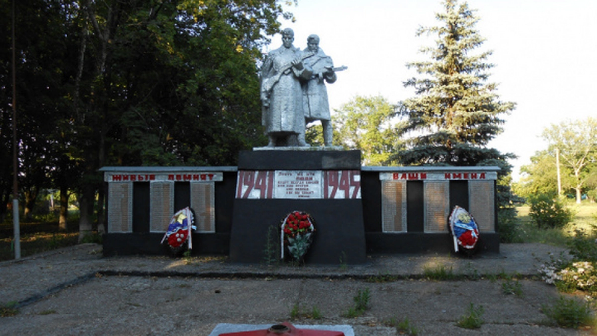 В Калачеевском районе обновили памятник погибшим в годы войны