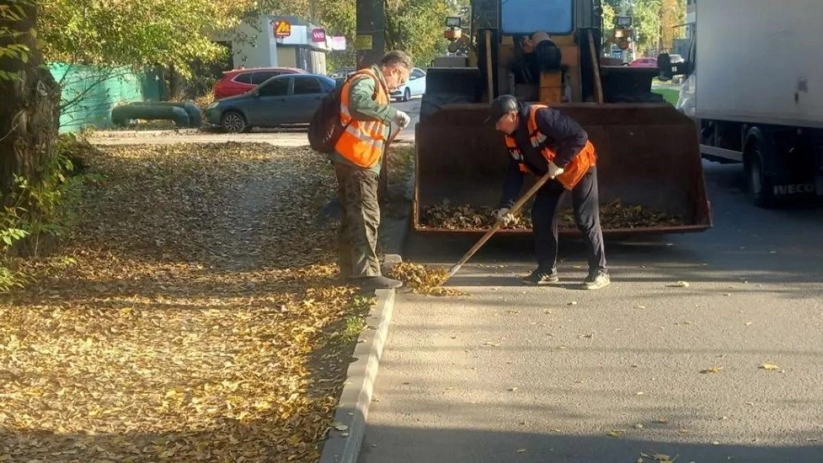 В Воронеже продолжают осеннюю уборку улиц и тротуаров
