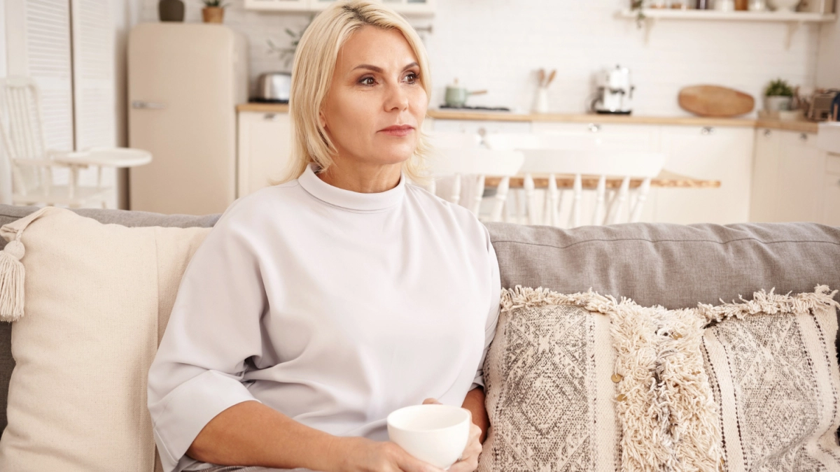 Белый цвет смелых женщин: как носить его в 50-60 лет