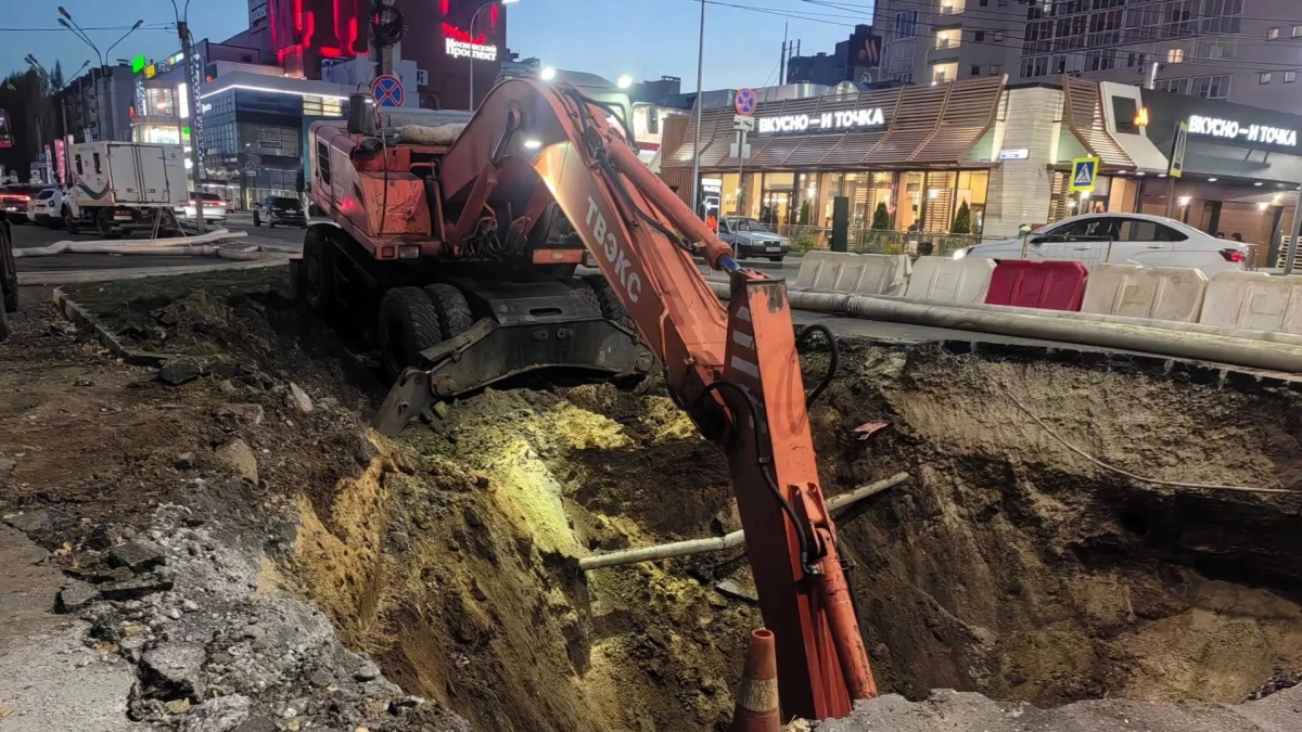 В Воронеже за ночь заменили 2 метра изношенного канализационного коллектора