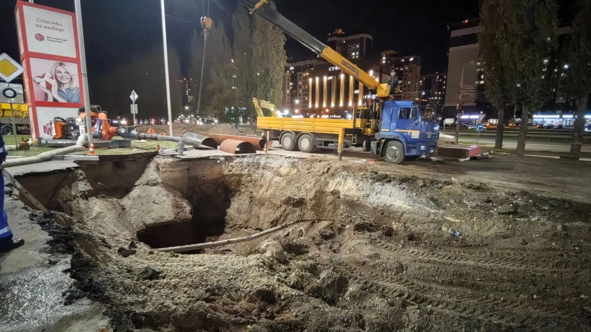 В Коминтерновском районе Воронежа продолжают ремонт повреждённого коллектора