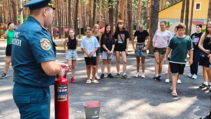 В детском лагере «Заря» сотрудники МЧС научили детей правилам безопасности