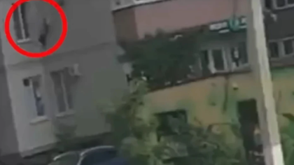 Прыжок с кофтой со второго этажа сняли на видео в ЖК Ботанический сад